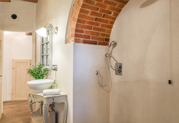 Il bagno con la caratteristica doccia sotto l'arco - Torre Ginestre