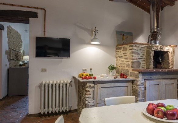 La cucina dallo stile rustico con forno a legna - Torre Ginestre