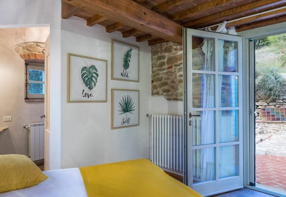 The ground floor master bedroom with an en-suite bathroom - Torre Ginestre