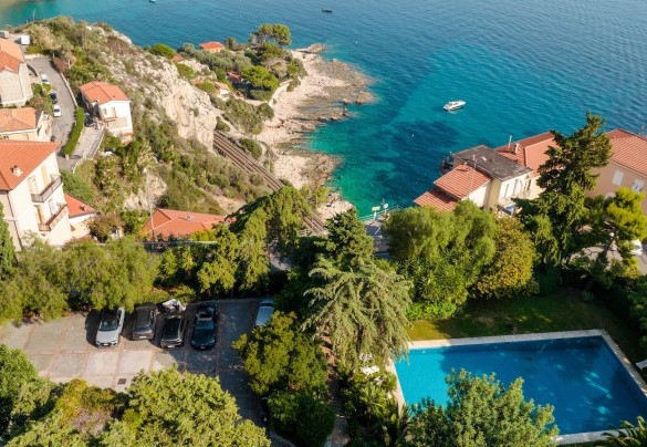 The swimming pool, the tennis court, the large park and the parking spaces of the complex of the "Voronoff Castle" on which the Grimaldi Tower dominates are common parts that can be used by our Guests - Torre Grimaldi