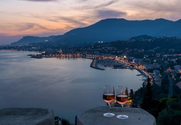 The enchanting view of the sea and the beautiful village of Mentone - Torre Grimaldi