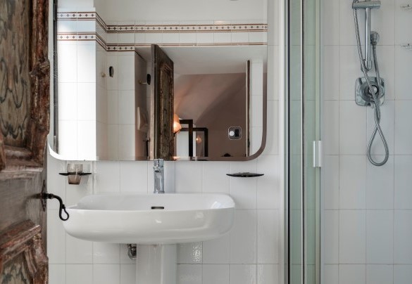 The ensuite bathroom of the master bedroom on the first level of the tower - Torre Grimaldi