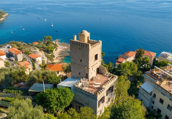 In a dominant position, from its terrace you can admire the enchanting view of the sea - Torre Grimaldi