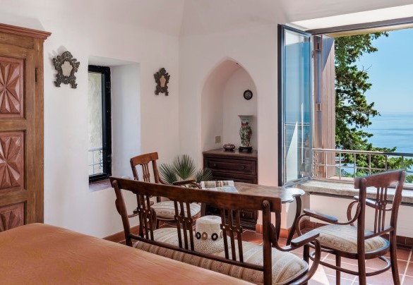 This tower, respectfully, expertly and lovingly restored by the current owners is now a charming and welcoming residence - Torre Grimaldi