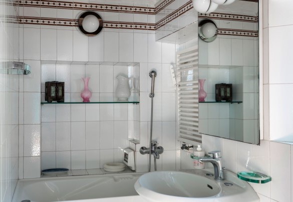 the bathroom with tub - Torre Grimaldi