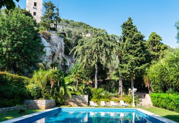 The tower is immersed in a lush common park and the pool is for condominium use - Torre Grimaldi