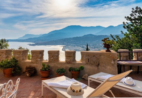 The enchanting view of the sea and the beautiful village of Mentone - Torre Grimaldi