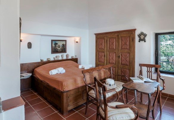 The master bedroom with ensuite bathroom on the first level of the tower - Torre Grimaldi