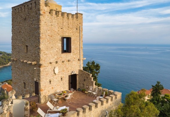 This tower, respectfully, expertly and lovingly restored by the current owners is now a charming and welcoming residence - Torre Grimaldi
