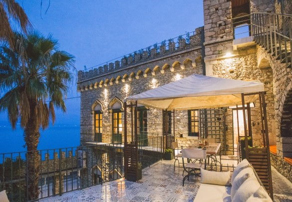La terrazza inferiore illuminata - Torre Pirandello