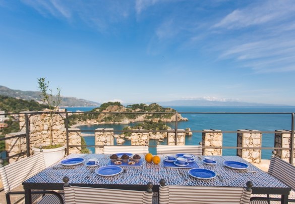 Un tavolo sulla terrazza è il luogo perfetto per colazioni all'aperto - Torre Pirandello