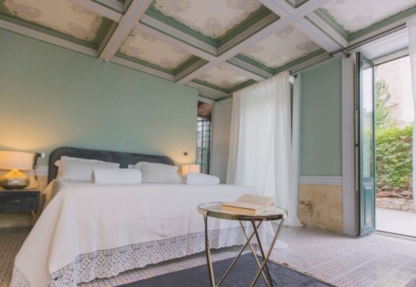 La spaziosa camera da letto ha una porta finestra verso l'esterno - Torre Pirandello