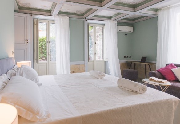La spaziosa camera da letto con divanetto - Torre Pirandello