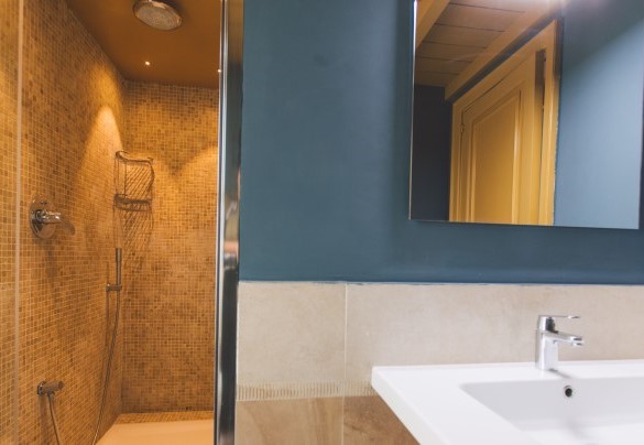 Il bagno con doccia a mosaico - Torre Pirandello