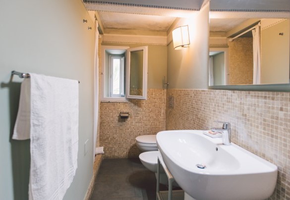 Il bagno con doccia a mosaico - Torre Pirandello