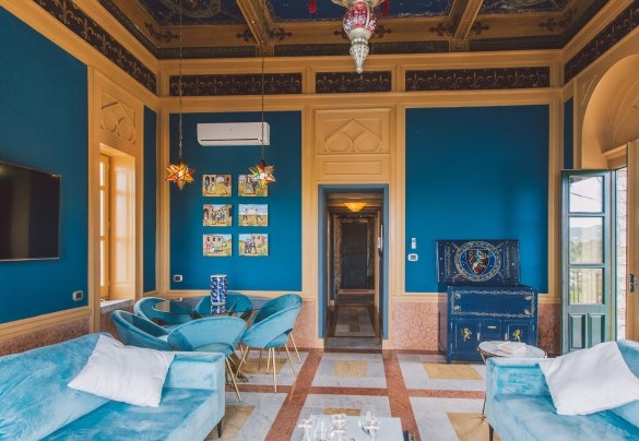 Lo stupendo salotto azzurro con TV - Torre Pirandello