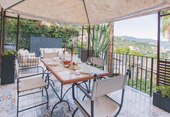 La terrazza con gazebo è dotata di tavolo - Torre Pirandello