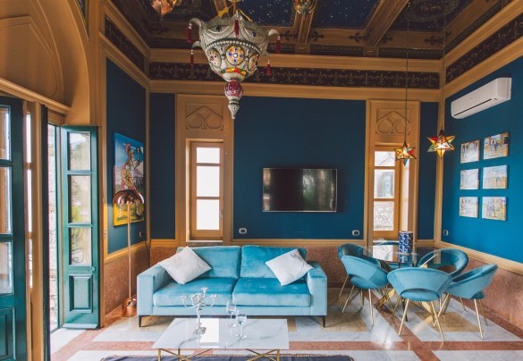 Lo stupendo salotto azzurro con TV - Torre Pirandello