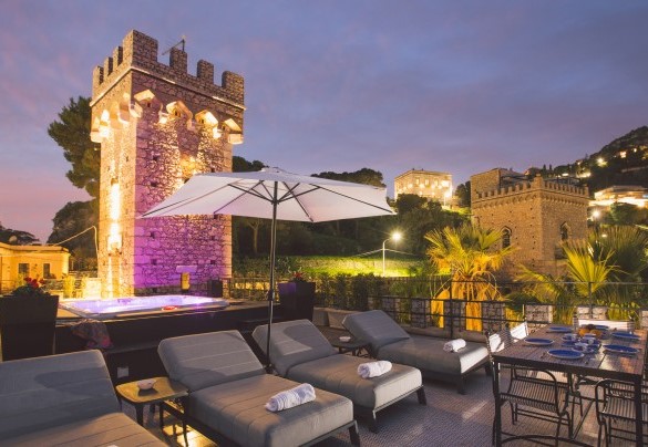 La terrazza superiore illuminata - Torre Pirandello