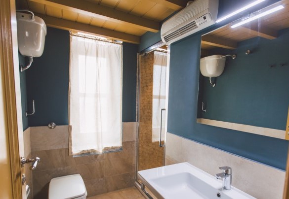 Il bagno con doccia a mosaico - Torre Pirandello