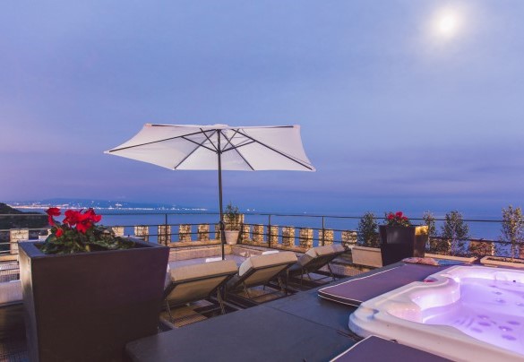 La terrazza illuminata - Torre Pirandello