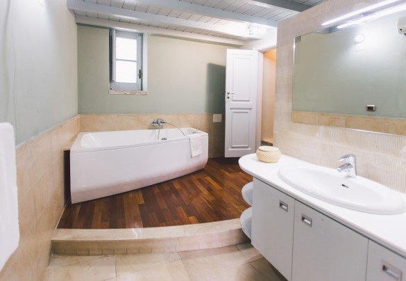 Il moderno bagno con vasca idromassaggio e doccia - Torre Pirandello