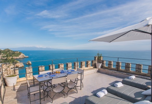 Un tavolo sulla terrazza è il luogo perfetto per colazioni all'aperto - Torre Pirandello