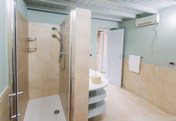 Il moderno bagno con vasca idromassaggio e doccia - Torre Pirandello