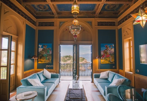 Lo stupendo salotto azzurro con TV - Torre Pirandello