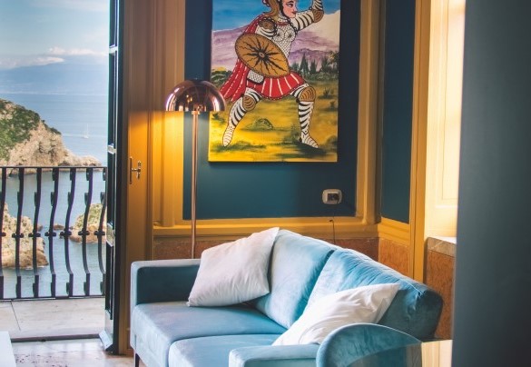Lo stupendo salotto azzurro illuminato - Torre Pirandello