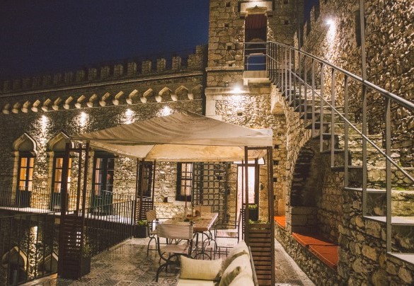 La terrazza inferiore illuminata - Torre Pirandello