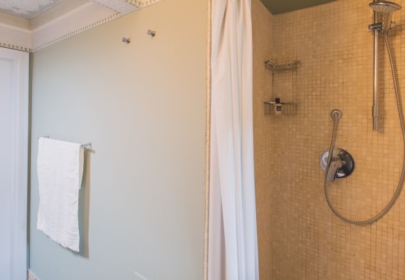 Il bagno con doccia a mosaico - Torre Pirandello