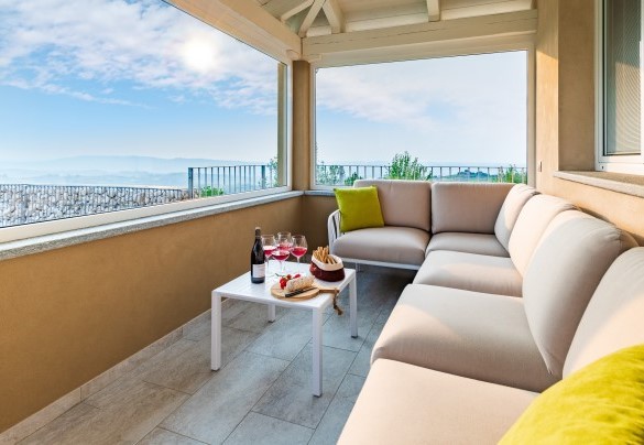 Il panoramico e confortevole salottino nella veranda - Villa Tramonto Albese