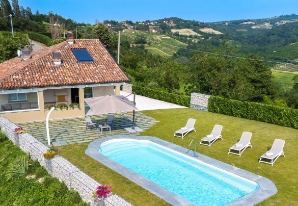 Veduta aerea della piscina e del solarium - Villa Tramonto Albese