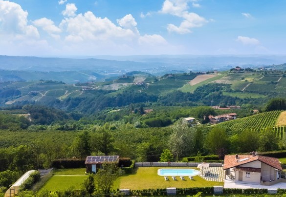La villa sovrasta il meraviglioso territorio delle Langhe, diventato nel 2014 Patrimonio Mondiale Unesco - Villa Tramonto Albese
