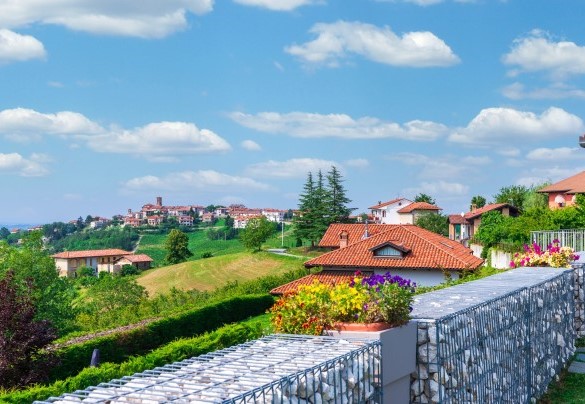 Bello scorcio sul borgo di Montelupo Albese - Villa Tramonto Albese
