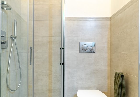 Il bagno con doccia attiguo alla camera doppia - Tramonto Albese