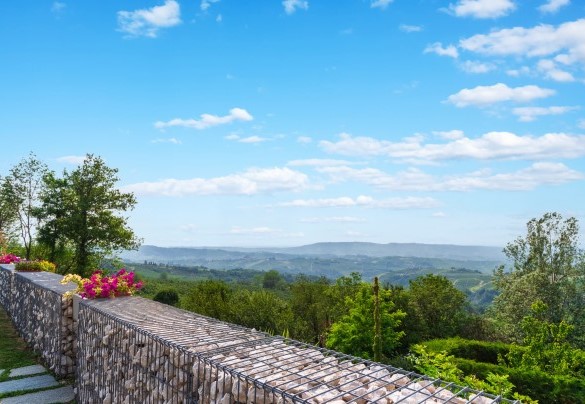 La villa sovrasta il meraviglioso territorio delle Langhe, diventato nel 2014 Patrimonio Mondiale Unesco - Villa Tramonto Albese