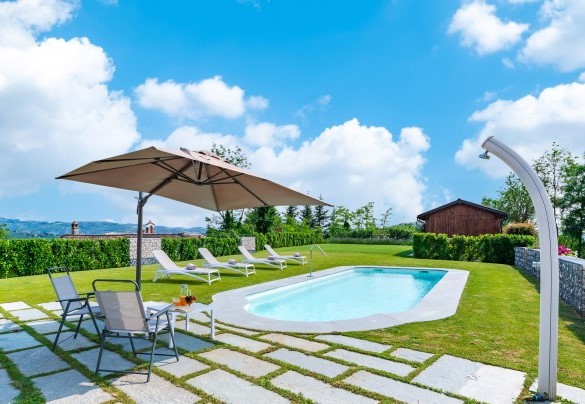 La bella piscina con il getto d’acqua e la doccia esterna con acqua calda e fredda - Villa Tramonto Albese