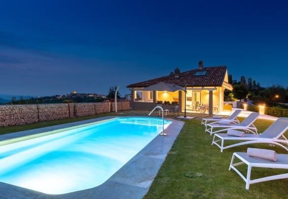 Si fa sera, si accendono le luci - Villa Tramonto Albese