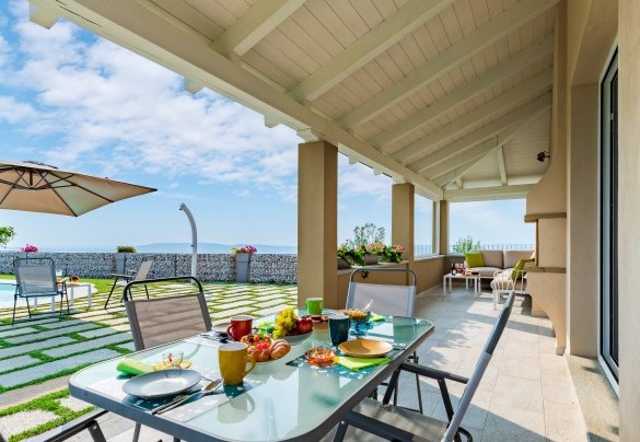 Iniziare la giornata con la colazione nella veranda fronte piscina - Villa Tramonto Albese