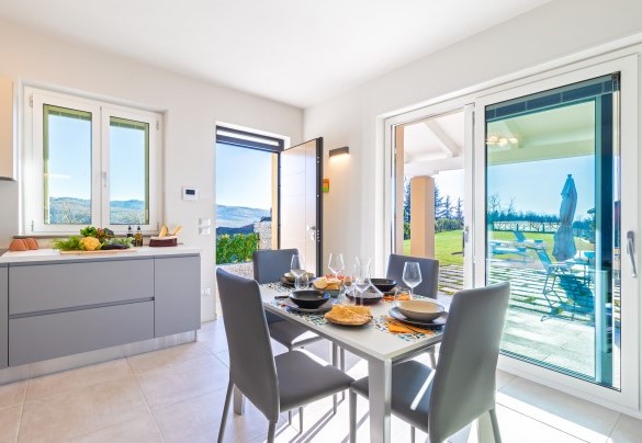 La cucina e la zona pranzo con bella vista sul giardino - Tramonto Albese