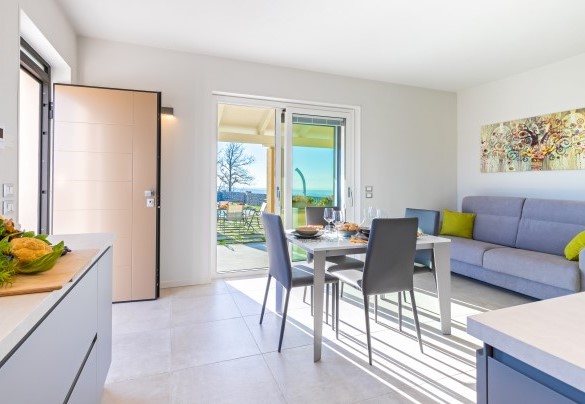 Ingresso open space con la cucina, il tavolo da pranzo, il divano e la televisione - Tramonto Albese
