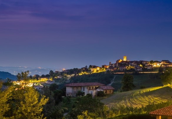 Sulla cima di una collina sovrasta il territorio che con i suoi panorami seducenti - Villa Tramonto Albese