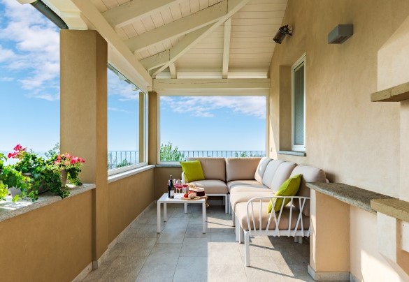 La veranda con l’accogliente salottino panoramico - Villa Tramonto Albese