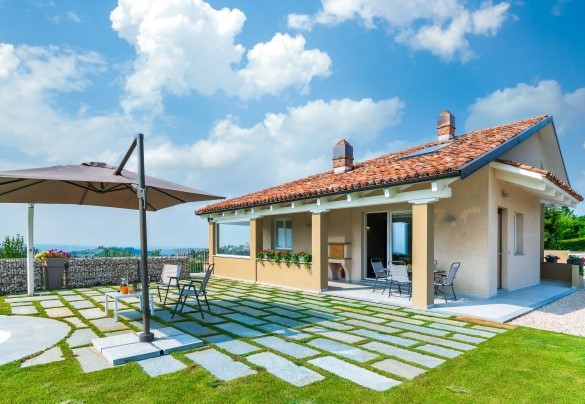 L’accogliente veranda arredata che si apre di fronte alla piscina nel grande giardino recintato