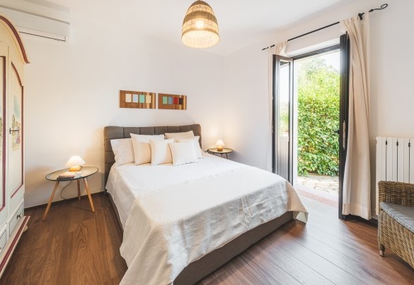 Double bedroom n.4 in the annex, with direct access to the outside -Trulli Biancapetra