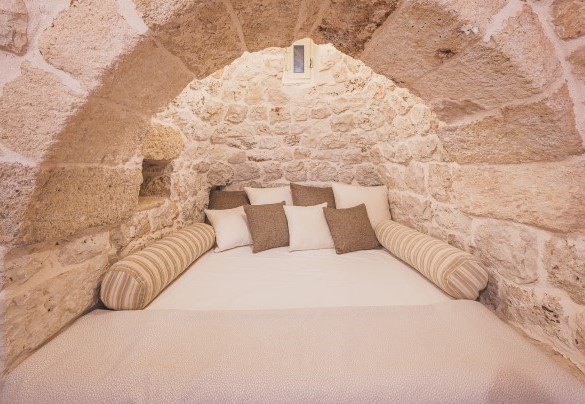 Double bed in alcove -Trulli Biancapetra
