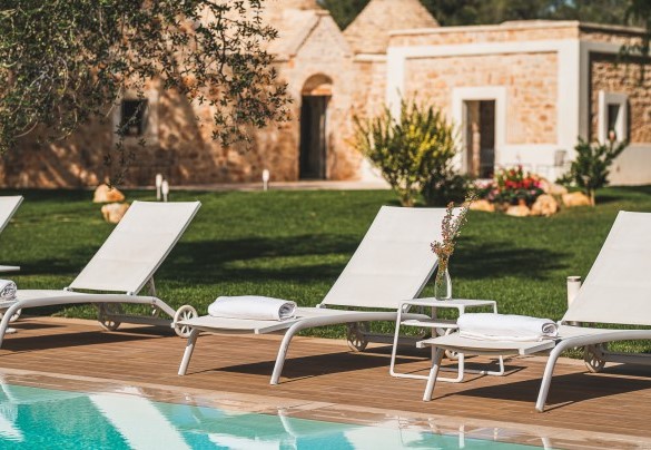 The large stoneware solarium with sun loungers -Trulli Biancapetra