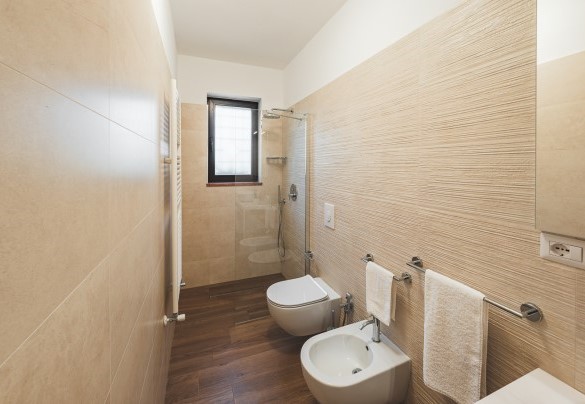Ensuite bathroom with walk-in shower n.4 in the annex -Trulli Biancapetra